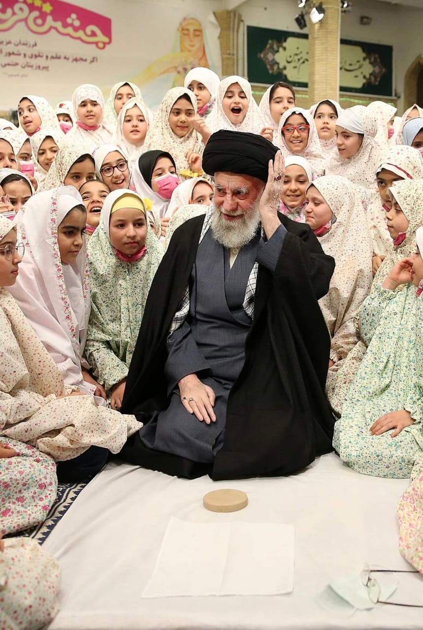 الإمام الخامنئي يشارك في مراسم حفل تكليف طالبات المدارس (11)